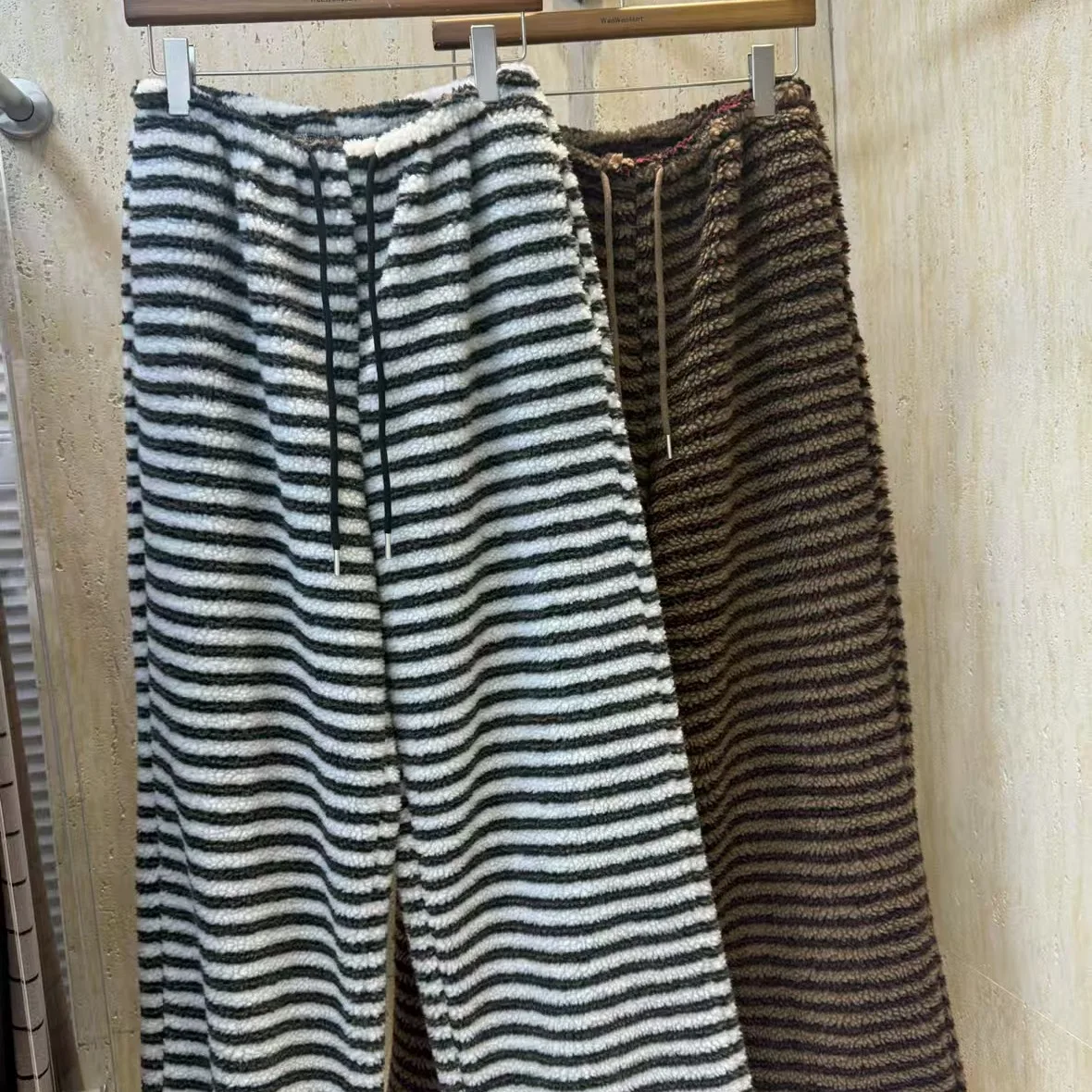 Eleganckie spodnie damskie w stylu vintage z prostymi nogawkami, długie spodnie z mankietami, modne spodnie bawełniane dla młodych kobiet.