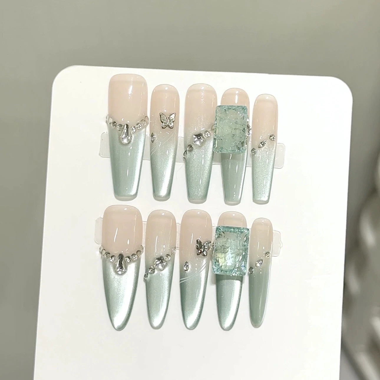 손톱에 누르기 민트 그린 고양이 눈 수제 가짜 손톱 K9 다이아몬드 장식 긴 발레 그라데이션 프랑스어 거짓 손톱 아몬드 10pcs