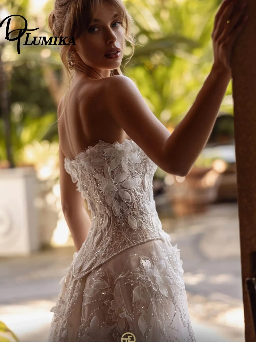 

Graceful Strapless Wedding Dress Elegant Sleeveless Bridal Gown Charming 3D Flower Applique Floor-Length Customized