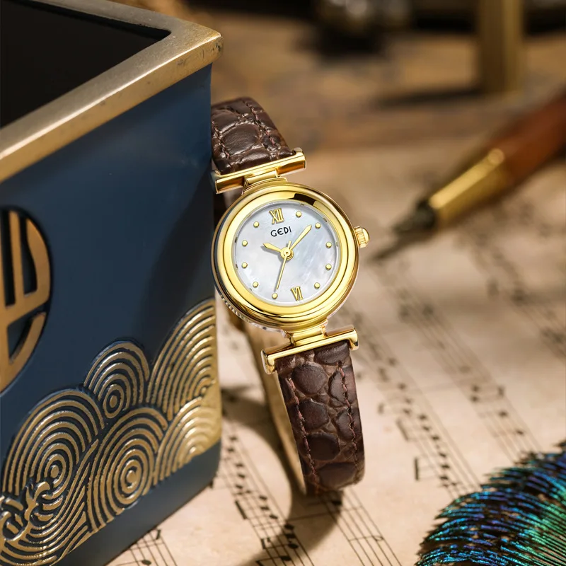 

Женские часы CQ550 Light Luxury с изысканным дизайном, высококачественные, с каменным узором на ремешке, компактные кварцевые часы.