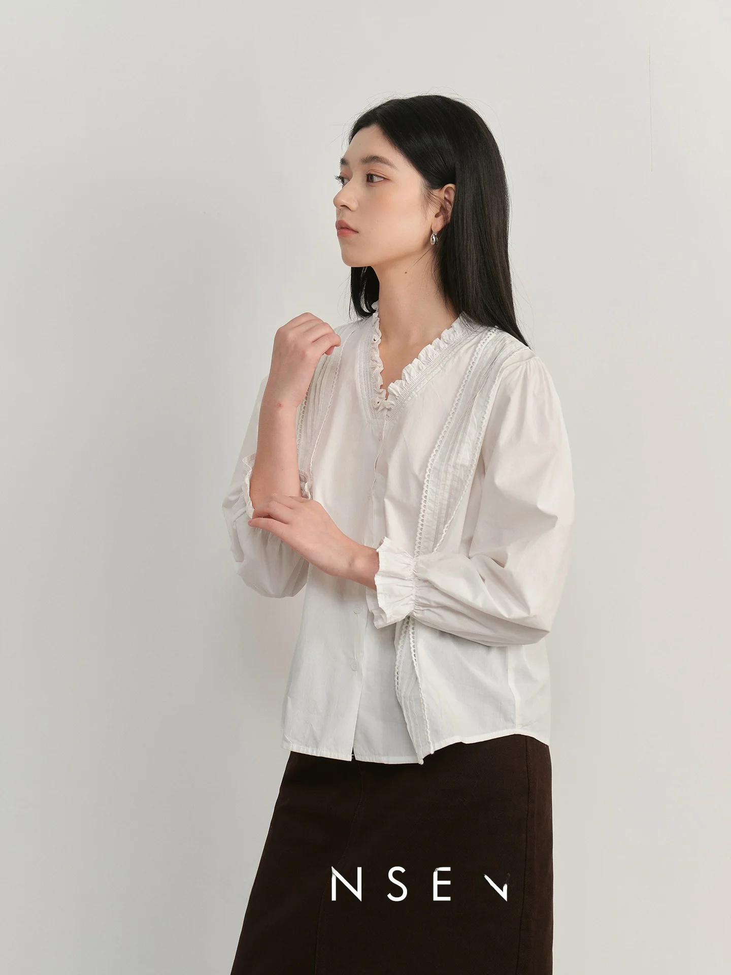 

Женская свободная дышащая комфортная белая хлопковая рубашка Gansen Gentle V-ne с деревянными элементами декора и сложной отделкой