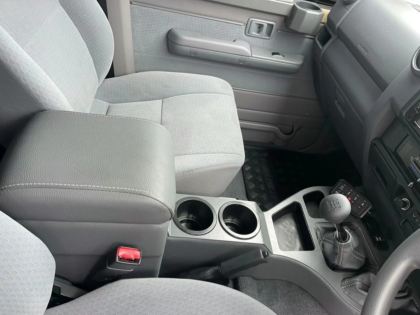 Out of stock; please do not place an order. For LC79 Full Length Centre Console Amrest Storage for Land Cruiser 76 79 Dual Cab L