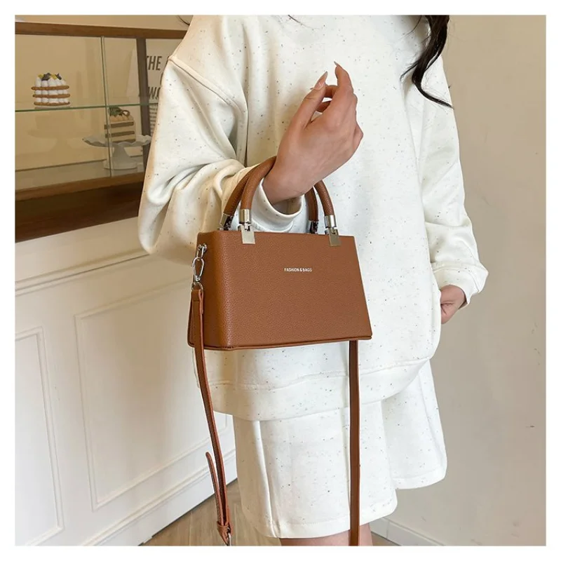 

Ladies Tote Bag Made Of Curve-Printed Leather Boasting High-End Paris Commuter Spacious Soft Daily Modern Style​