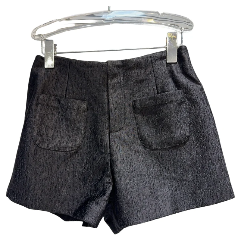 بنطلون نسائي عصري لربيع 2026 بلون واحد، بنطلون كاجوال قصير بجيوب ونسيج مميز، تصميم بسيط بطول ثلاثة أرباع