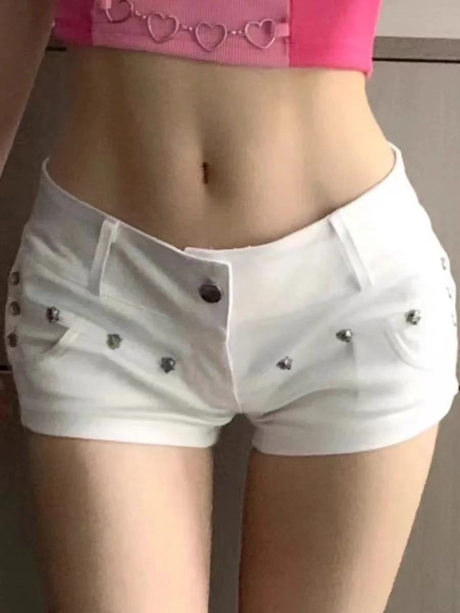 Spicy Mädchen-Jeansshorts mit niedriger Taille und rauen Kanten, neue Slim-Fit-Jeansshorts für Damen im Sommer, schlankmachende und hüftbetonte Hotpants Wh10