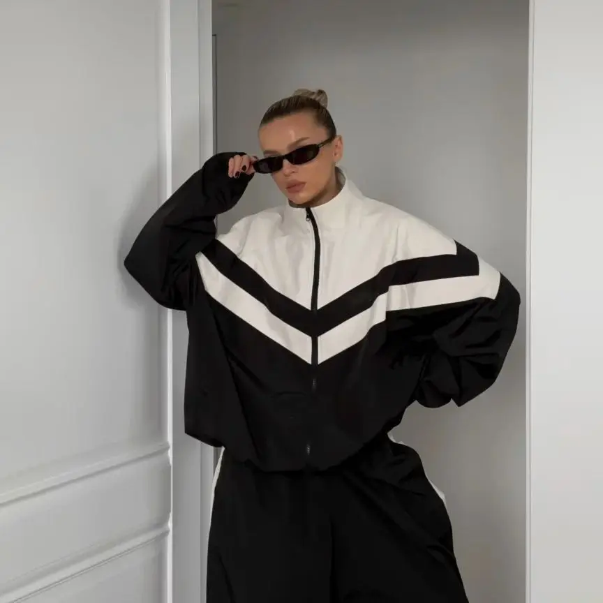 ชุดเซ็ตเสื้อโค้ทเทรนช์สไตล์สปอร์ตแบบแพทช์เวิร์คสำหรับผู้หญิงยุโรปและอเมริกา แฟชั่นสตรีทแวร์ ชุดสองชิ้น สำหรับฤดูใบไม้ผลิและฤดูใบไม้ร่วง ทรงหลวม ระบายอากาศได้ดี