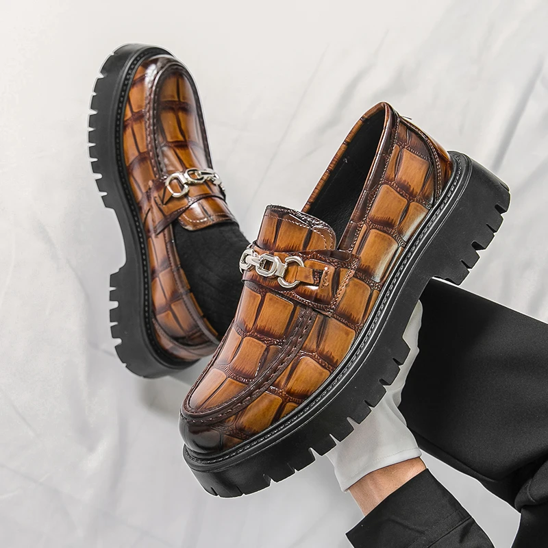 新しい高級ブランド韓国語版厚底ローファーカジュアル高品質スリッポン英国ファッション光沢のある金属装飾男性靴