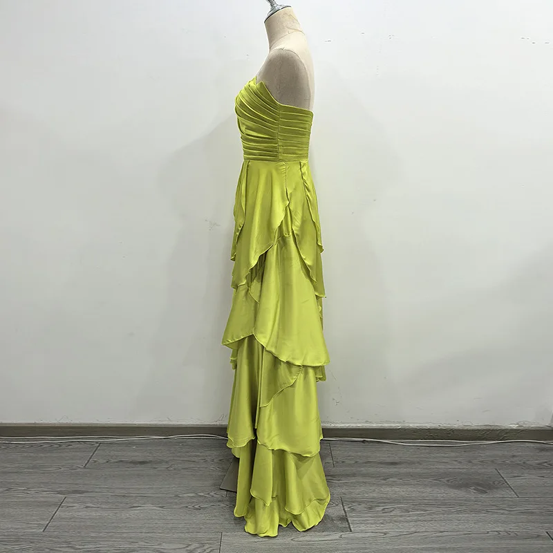 Trägerloses, gerüschtes, gestuftes Maxikleid aus Satin in Grün – Elegantes Abendkleid für Damen mit plissierter Taille für formelle Anlässe, Abschlussbälle und Hochzeiten – Detail 6