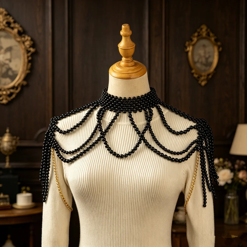 Eleganter Hochzeits-Perlenkragen, mehrlagige, drapierte Perlenkette mit seitlichen Quastenfransen für formelle Abendkleider. – Detail 5