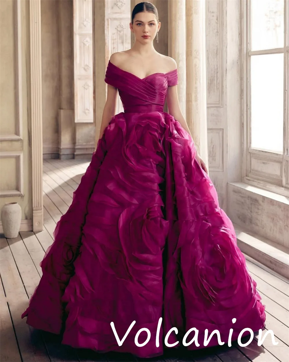 Abiti lunghi personalizzati con pieghe floreali in jersey intricato abbinato a trapezio con spalle scoperte Occasioni su misura retrò