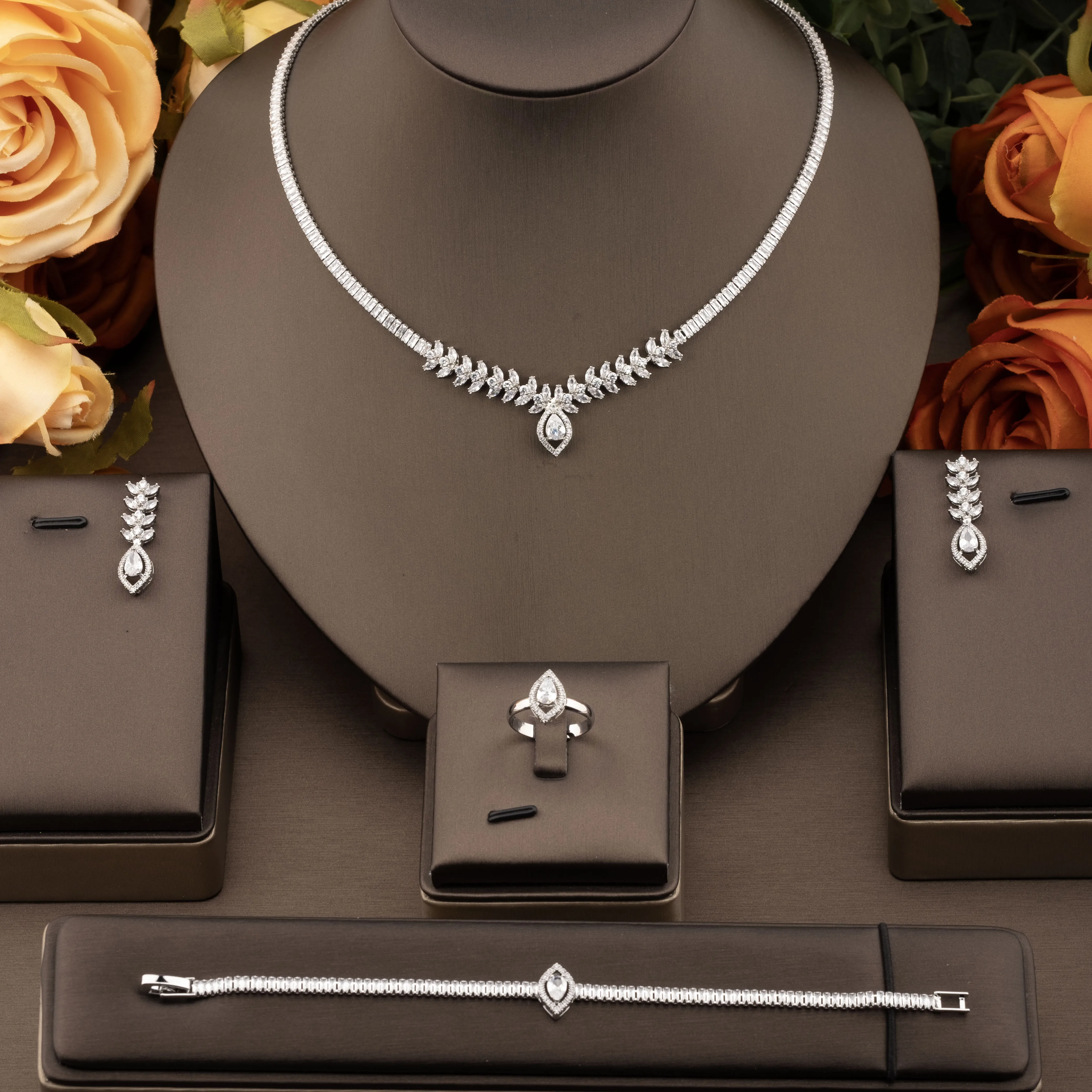 

1 Set of Luxurious and Elegant Jewelry Set with Sparkling Cubic Zirconia Horse-Eye Design, Suitable for Women's Daily Wear and Parties. Gift Box Not Included
