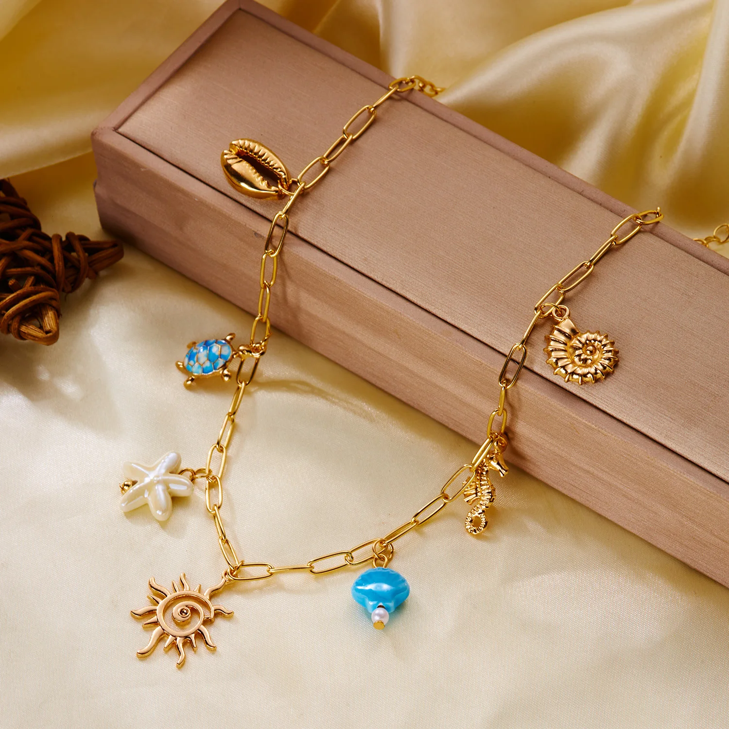 Klassische Seestern-Kokospalmen-Muschel-Sonnen-Anhänger-Halskette für Frauen Boho Goldfarben-Kette Choker Trendiger Sommer-Strandschmuck – Detail 5