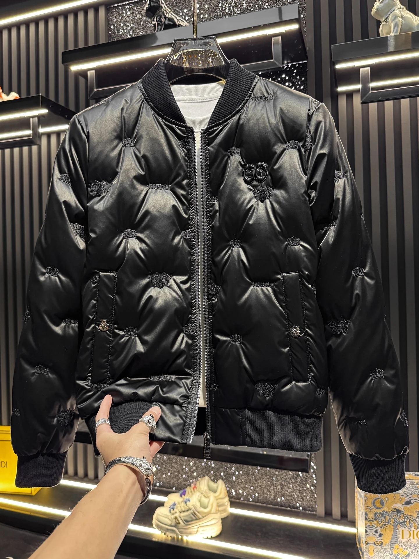 

Короткая мужская пуховая куртка 2025 года, новая зимняя модель, с воротником-бомбером, вышивкой, приталенная, с блестящей поверхностью, теплая верхняя одежда