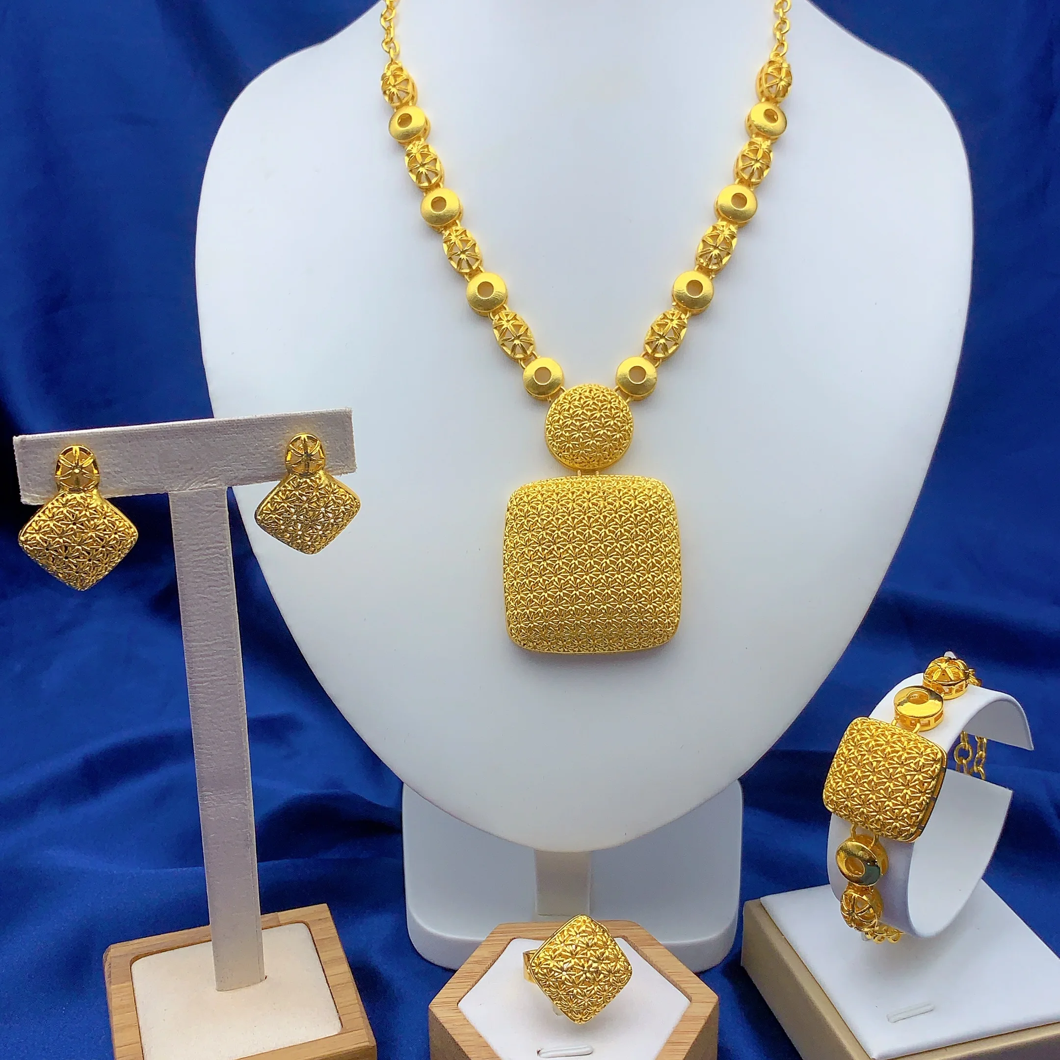 Nigerianische quadratische Halsketten-Ohrringe-Schmucksets für Damen, modische 24K Goldfarbe, Hochzeitsarmbänder, indische Ringe, Brautgeschenk