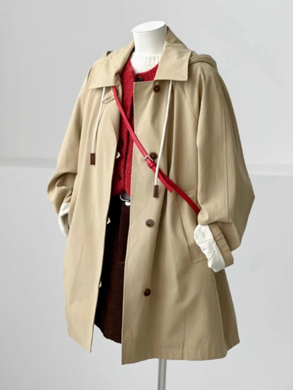 

Женское пальто цвета хаки, новинка 2025 года, весна-осень, свободный крой, средней длины, модная корейская версия, с пуговицами и деталями.