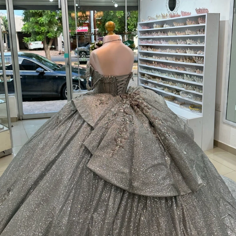 فساتين Quinceanera لامعة فضية قبالة الكتف الترتر زين الدانتيل الديكور كريستال مشد تول حفلة عيد ميلاد الحلو 16 فستان