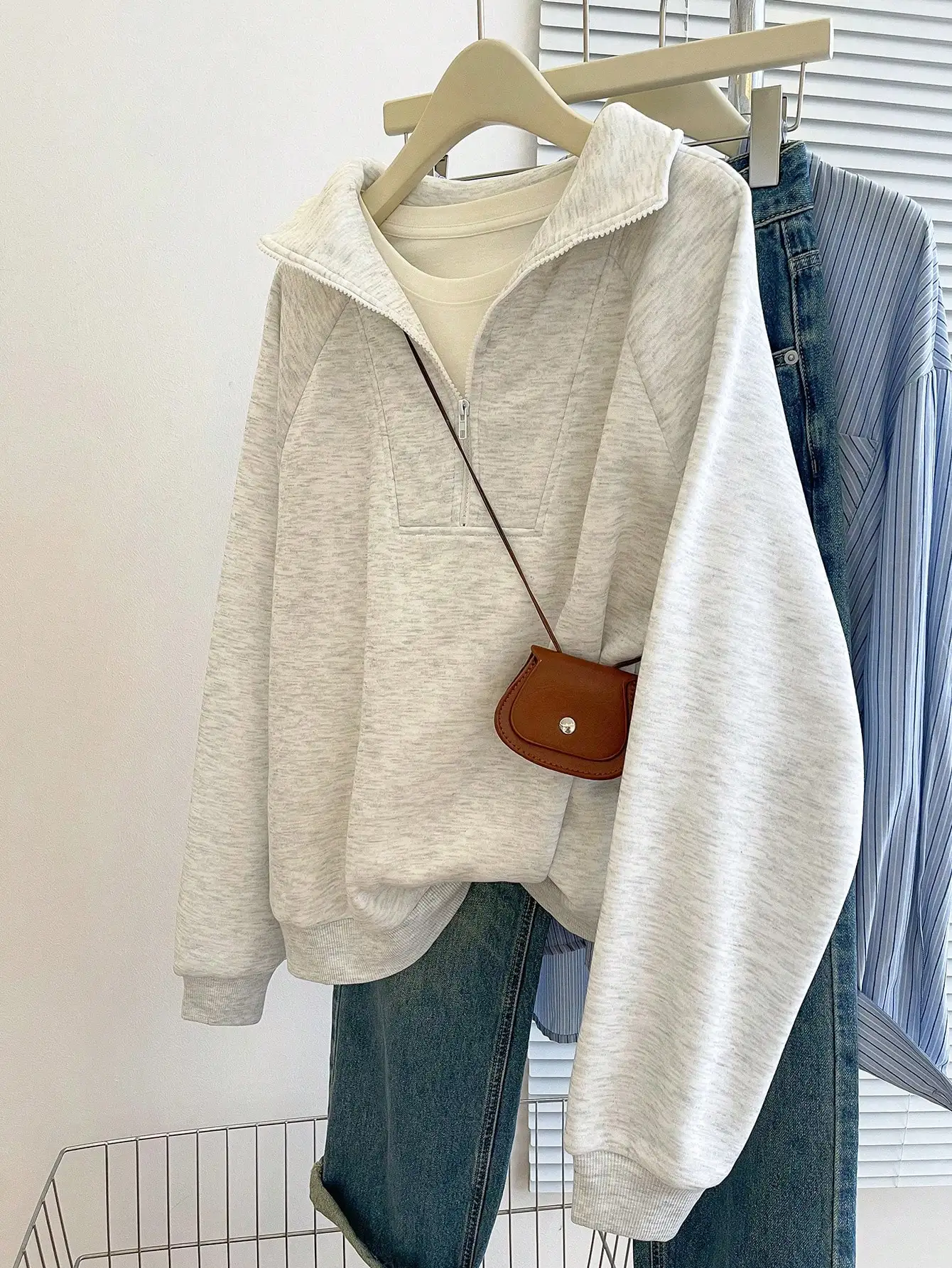 

Женский свитшот оверсайз с молнией до середины груди, светло-серый, в минималистичном повседневном стиле