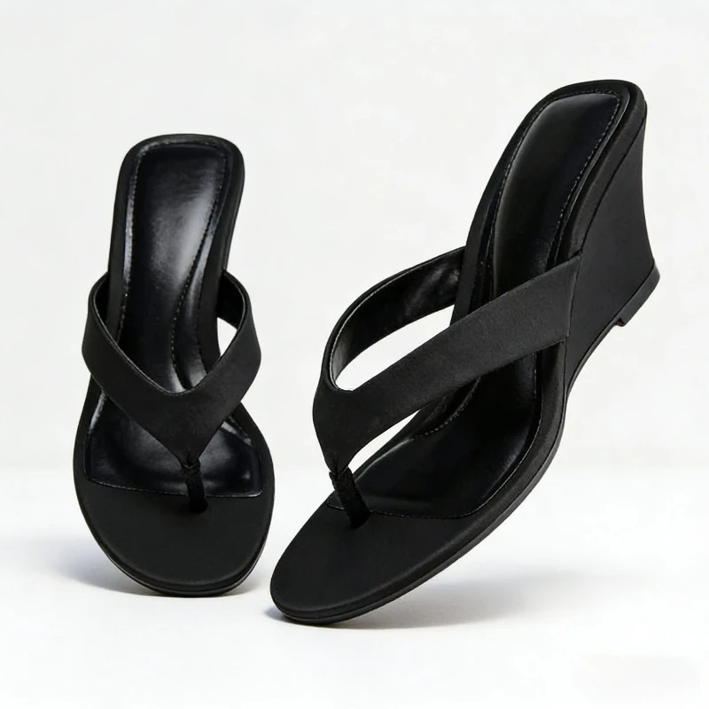 

Летние женские шлепанцы-сабо 2026: черные атласные люксовые сандалии с удобной нескользящей подошвой и разделителем для пальцев, повседневные пляжные тапочки