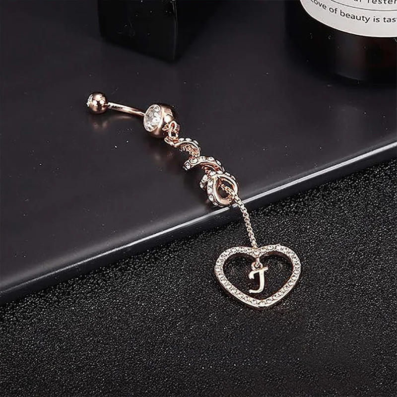 Un colgante moderno en forma de corazón con una letra seductora "J" fijada al vientre, fijado con circonita cúbica brillante en oro rosa.