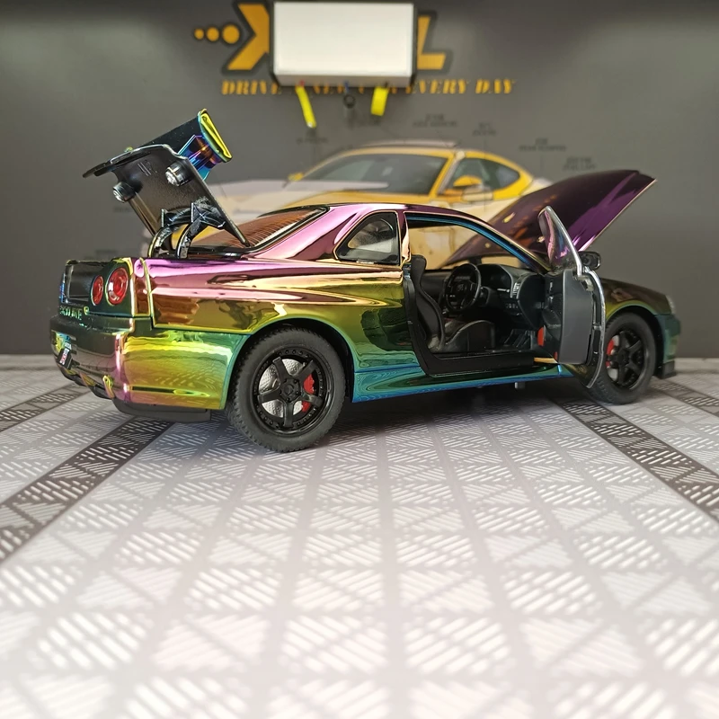 

1:24 имитация модели автомобиля Nissan GT-R34 из гальванического сплава имеет имитирующие функции звука и освещения, тонкое качество изготовления.