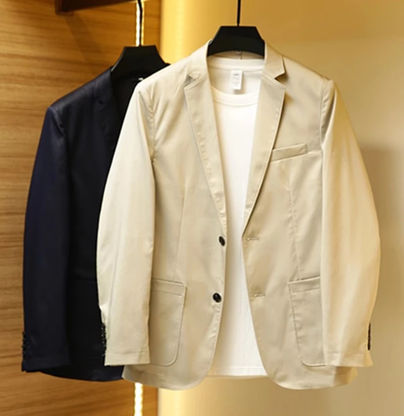 

Модный повседневный мужской костюм: пиджак из смесовой эко-вискозы Lenzing, приталенный крой, на двух пуговицах, с лацканами-клеш, летний тренд 2024 для молодежи