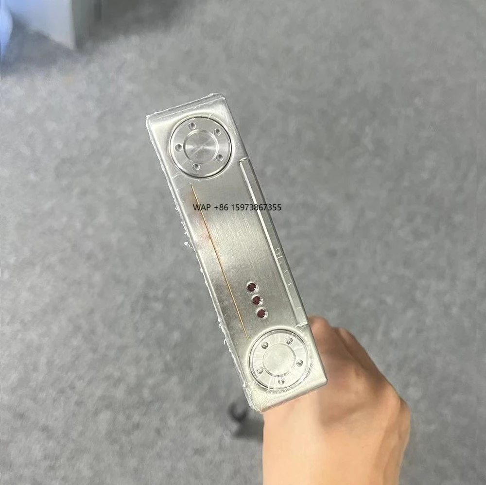 

Premium right-hand golf putter with adjustable weight system balance and optimum hitting sensation