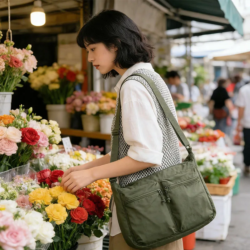 A Simple yet Stylish Nylon Crossbody Bag, a Versatile Choice for Everyday Use. Lightweight, Easy to Carry, and Not Easily Deformed, the Large Capacity Space Can Easily Accommodate Books, Computers, Personal Belongings, and Lunch Boxes. The Multi-Pocket Design Ensures Organized Storage, and the Extended Handle Is Comfortable and Won'T Strain Your Shoulders. Whether You'Re Commuting to Work, Attending School, or Shopping on the Weekends, This Bag Can Easily Handle Various Situations, Showcasing a Simple yet Sophisticated Feel.