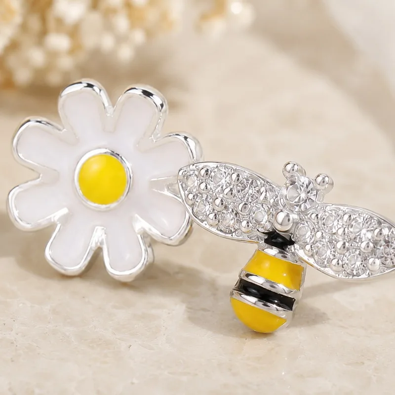 Mini Bee Daisy Flower Asymmetric Earrings Female Fashion Animal Cute Hypoallergenic Earrings After Perforation Women's Gift