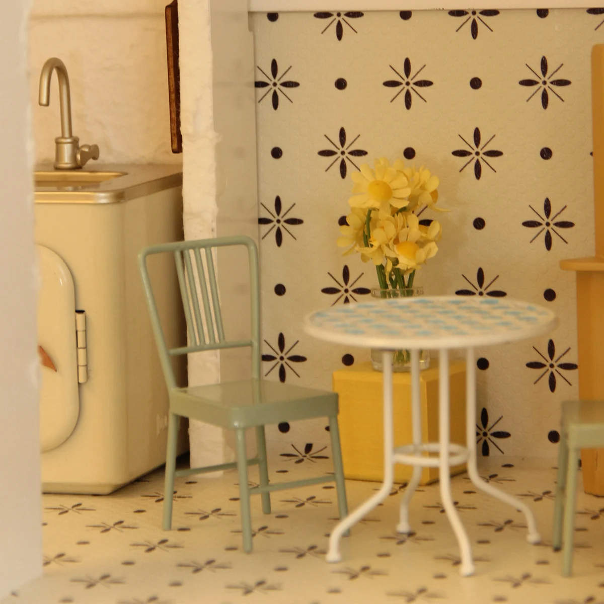 Casa delle bambole Giochi di imitazione Giocattoli 1:12 Tavolo e sedia in ferro artistico Set di tre pezzi Adatto per accessori per la casa delle bambole Bjd Ob11