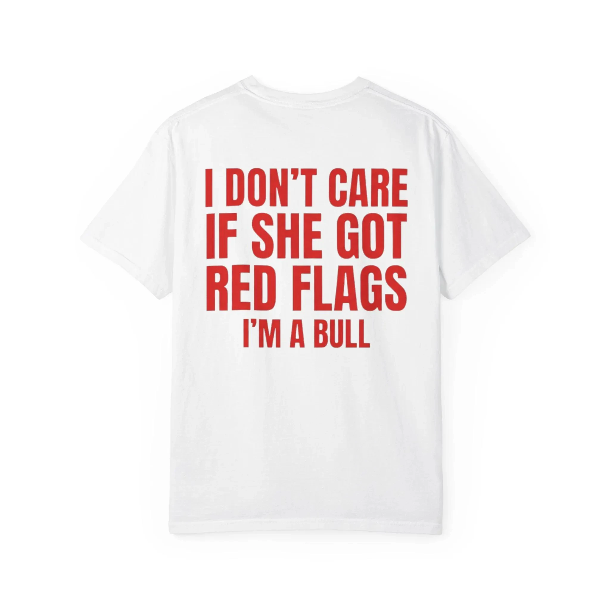 Ich kümmere mich nicht, ob sie Red Flags-Shirt trägt, ich bin ein Bull, lustiges T-Shirt, frecher sarkastischer Statement-Shirt, trendiges T-Shirt mit rotem Text und Grafik – Detail 8