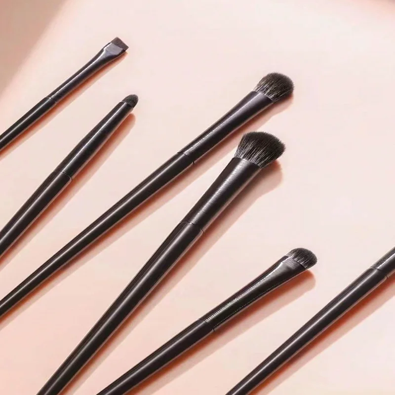 Zestaw 6 sztuk pędzli do makijażu oczu, w tym kątowy eyeliner, korektor do szczegółów, pędzel do blendowania, pędzel do zagnieceń