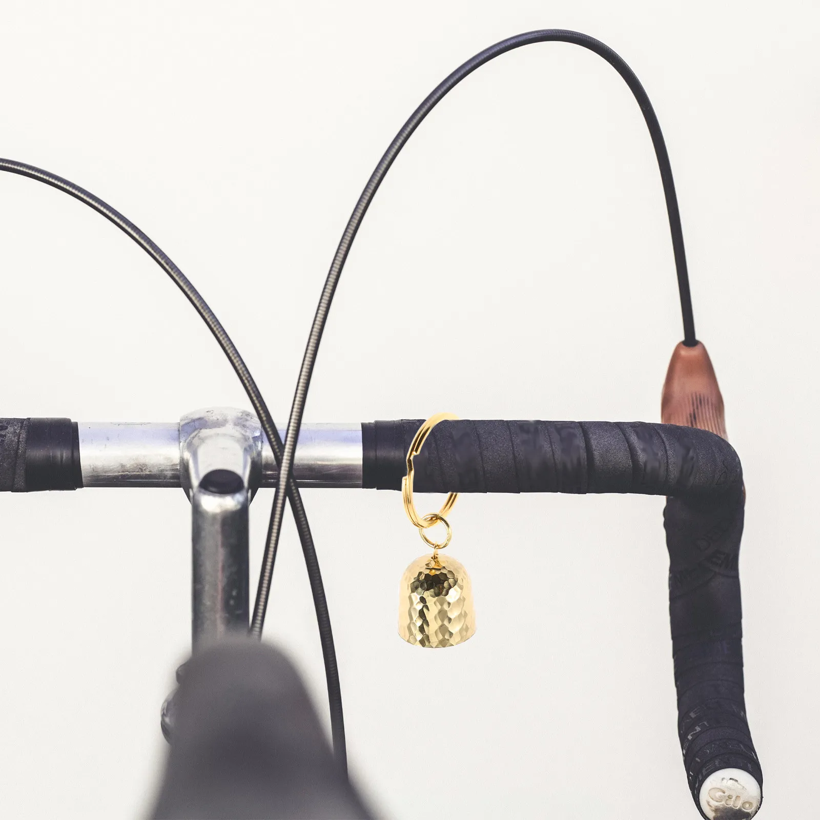 

Outdoor Cycling Brass Bell Keychain Vintage Portable Pendant Clear Loud Sound for Camping Hiking Backpack Decoration