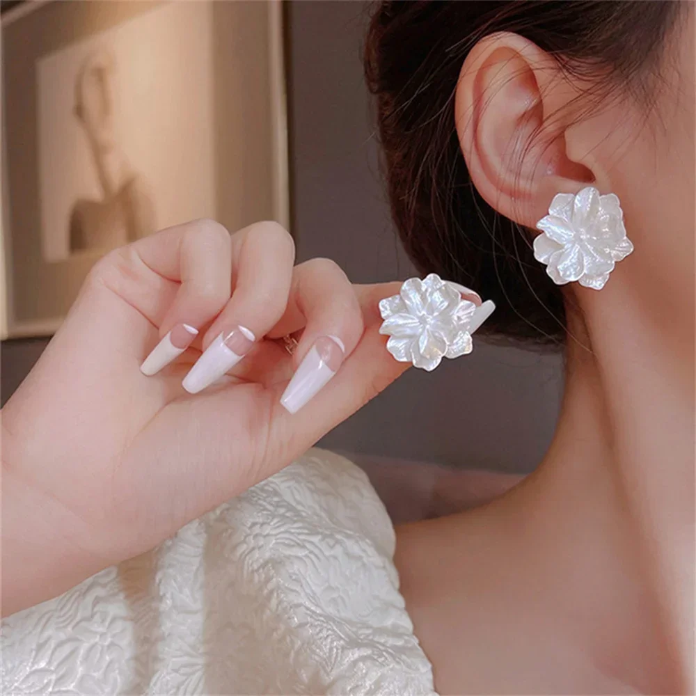 New Big White Flowers Personality Unique Design Stud Earrings for Women Fashion Jewelry Party Birthday Gifts 2024