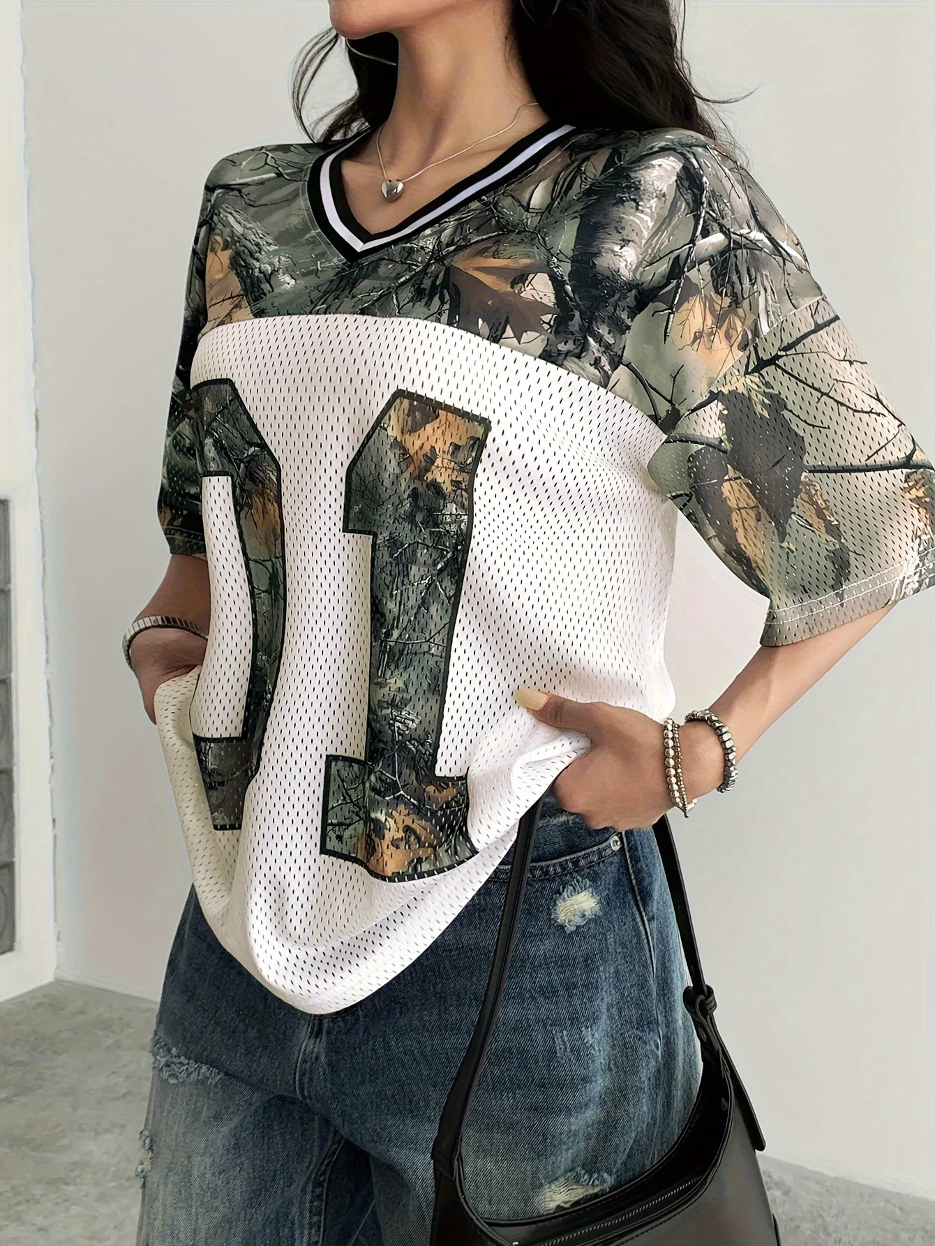 

Летняя женская спортивная быстросохнущая футболка с v-образным вырезом и камуфляжным буквенным принтом, свободный топ с короткими рукавами и дышащей сеткой