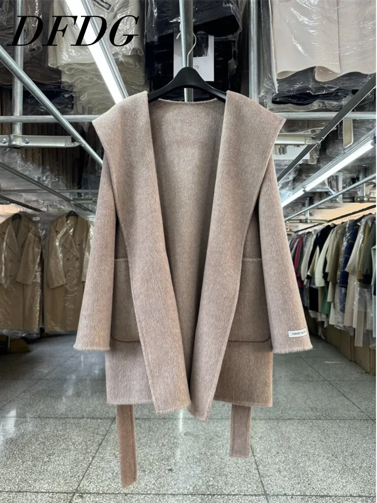 

DFDG 2025 Design Sense Hooded Lapel Wool Thickened Short Coat Waist Strap Waist Jacket New High Quality Solid Color New