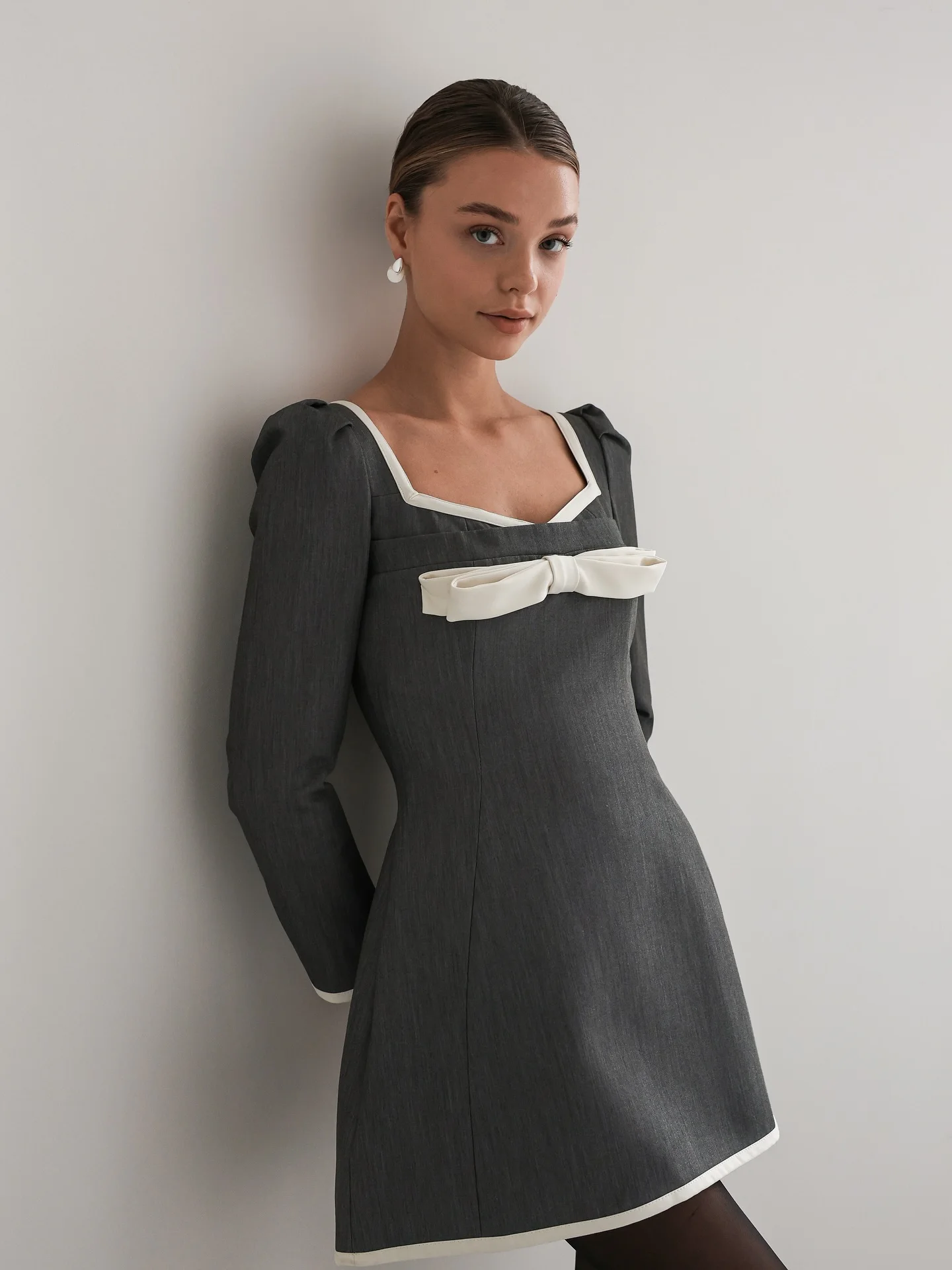 Mini robe de soirée trapèze grise élégante avec nœud blanc, col carré, manches longues bouffantes, robes de bal de Cocktail formelles pour femmes