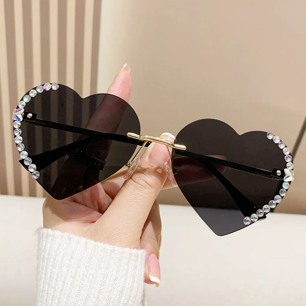 

Diamond-encrusted Metal Rimless Love Heart-shaped Sunglasses Fashion Eyewear Women Tourist Driving Sun Glasses UV400 Goggles