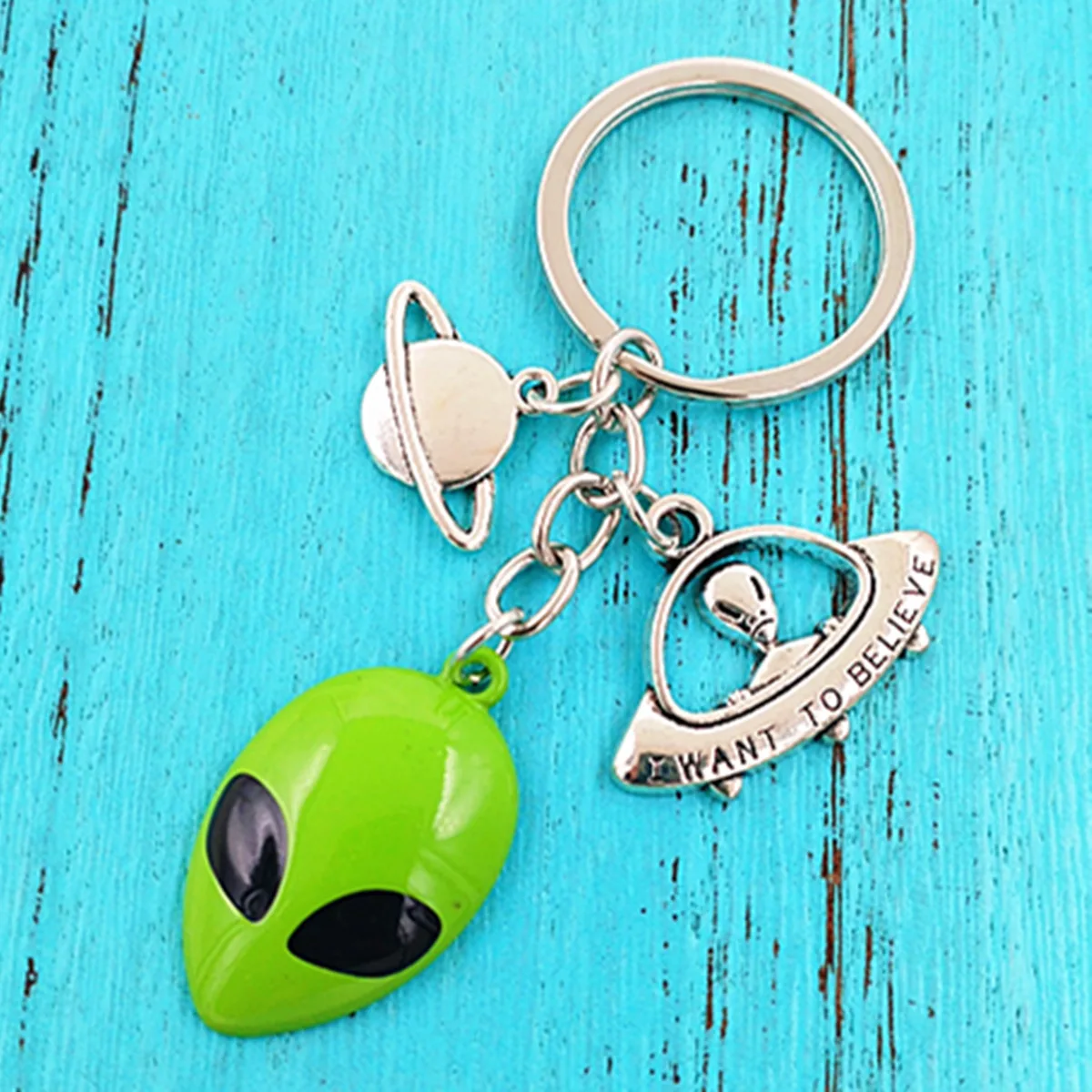 1PCTrendy Key Ring Zinc Alloy Spray Painted Green Alien Keychain with Cool Charm, Decorative Accessory for Bags & Backpacks Gift