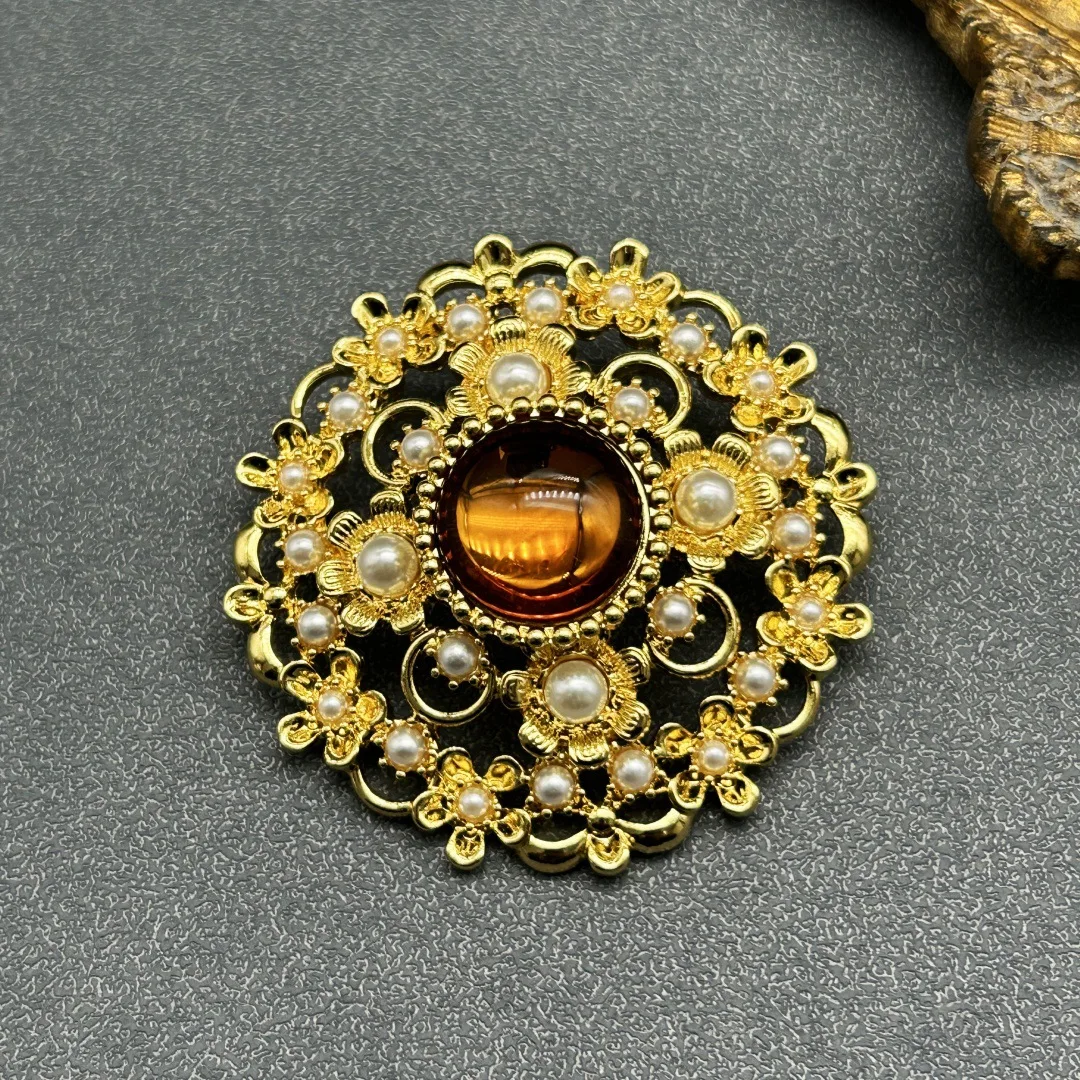 

Medieval Vintage Court Retro Marking Brooch, Heavy Industry Quality Three-dimensional Plum Blossom Design Brooch
