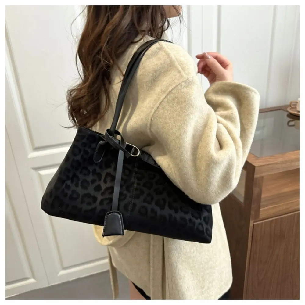 2025 Winter Womens Tote Bag Retro Style Large Capacity Shoulder Handbag Elegant Synthetic Leather Commuter Daily Purse