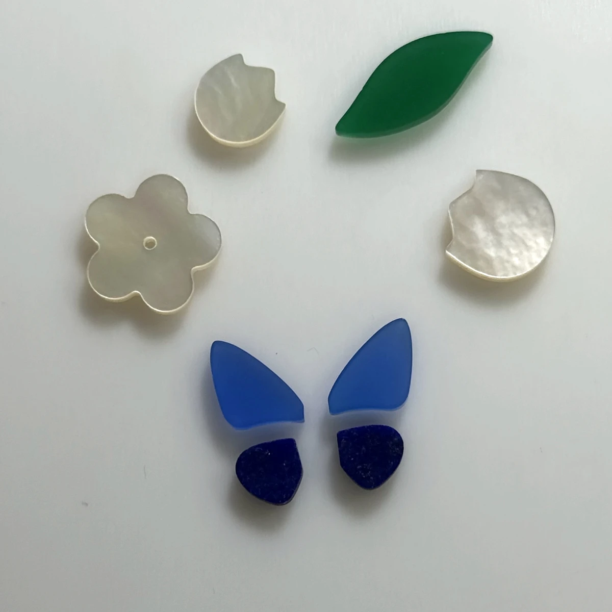 

Mosangna New Design Lucky Spring Bracelet Natural White Shell Flower Butterfly Stone