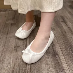 Zapatos y zapatillas de baile de tela de terciopelo coral plano de suela suave de gamuza con decoración de lazo para mujer