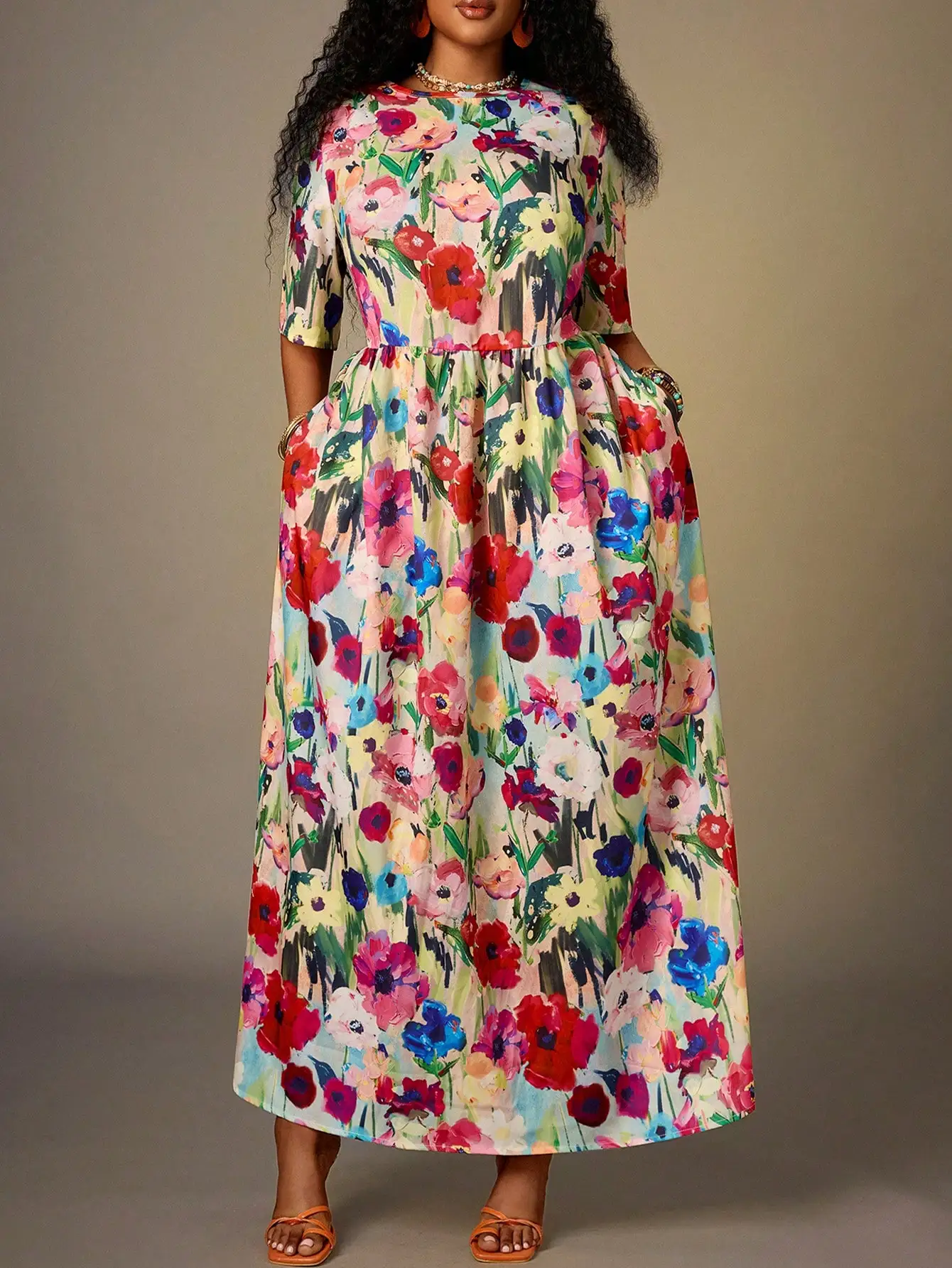 

Летнее платье макси больших размеров с цветочным принтом, круглым вырезом и короткими рукавами