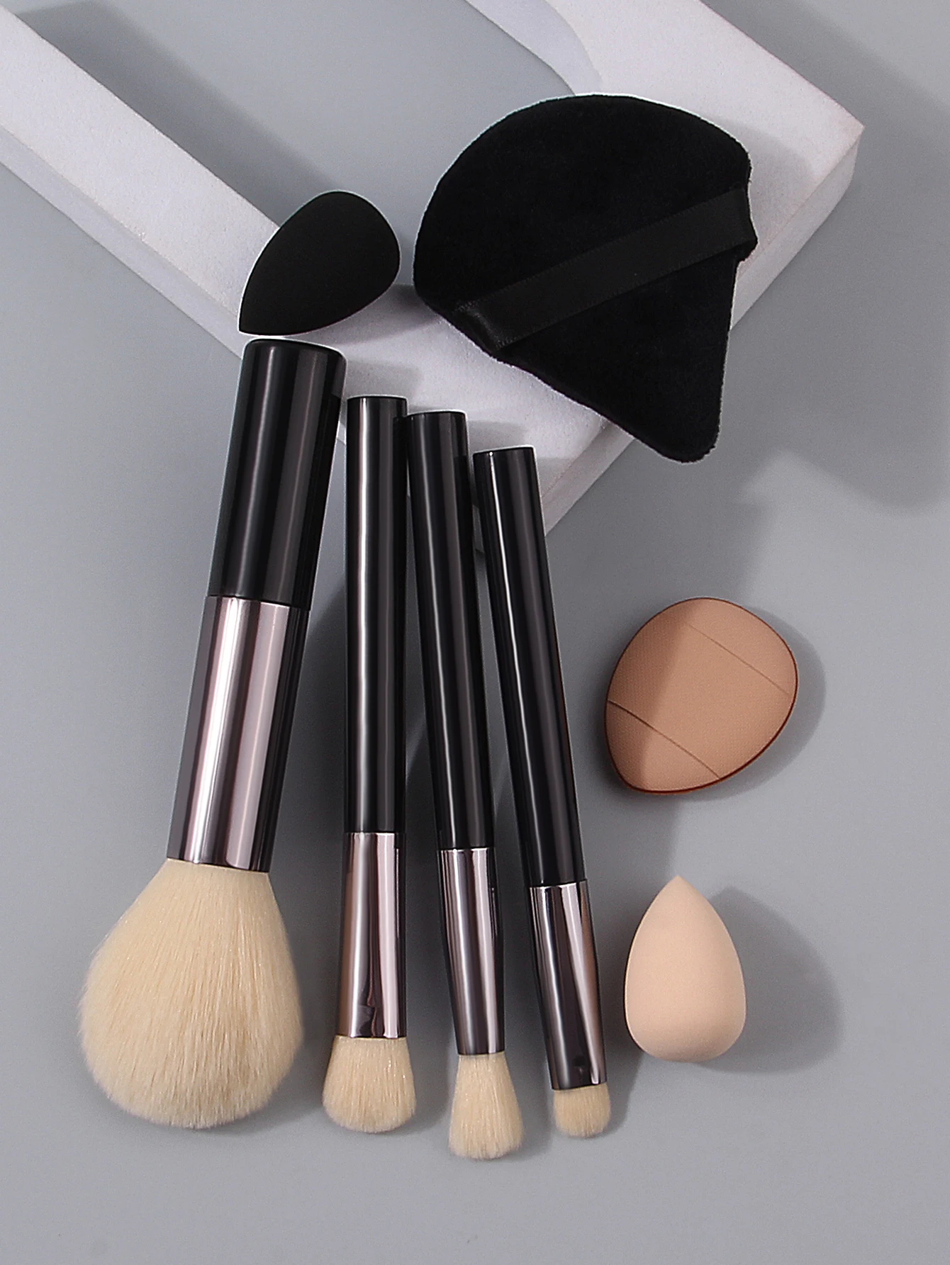 4 Mini Makeup Brushes 2 Triangle Thumb Sponge Puffs 2 Mini Dual-Use Wet Dry Beauty Blenders For Travel Daily Touch-Up