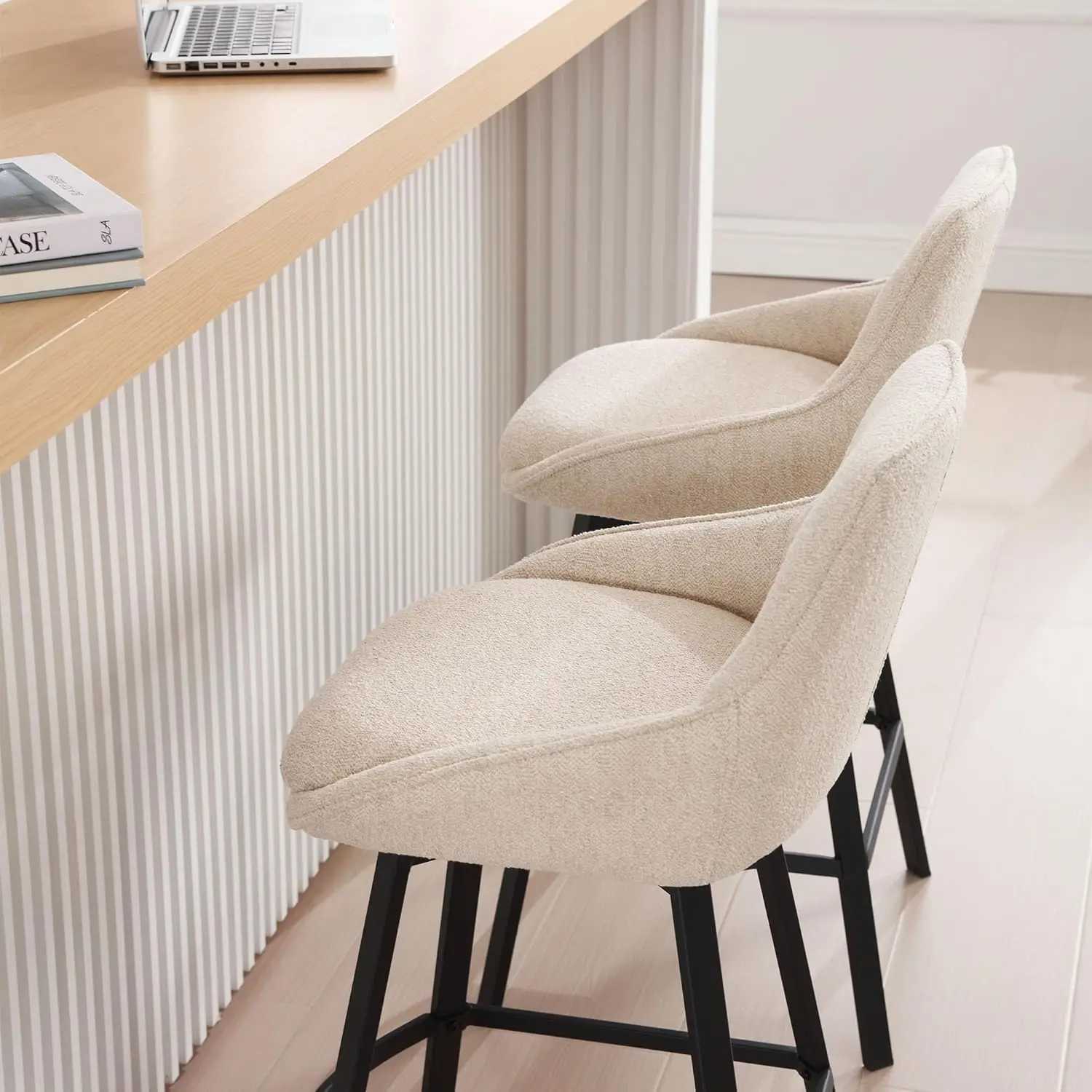 Juego de 2 taburetes giratorios para mostrador, taburetes de bar modernos de 26 pulgadas con patas de metal, taburetes de isla de cocina tapizados de lino beige