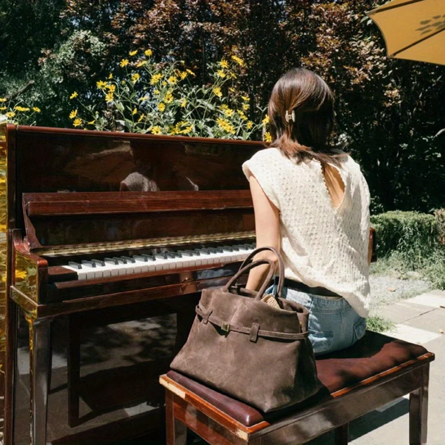 Bolso de mujer de viajero de viento perezoso diseño público 2025 otoño e invierno nuevo bolso de mano portátil con hebilla de cinturón de gamuza mate