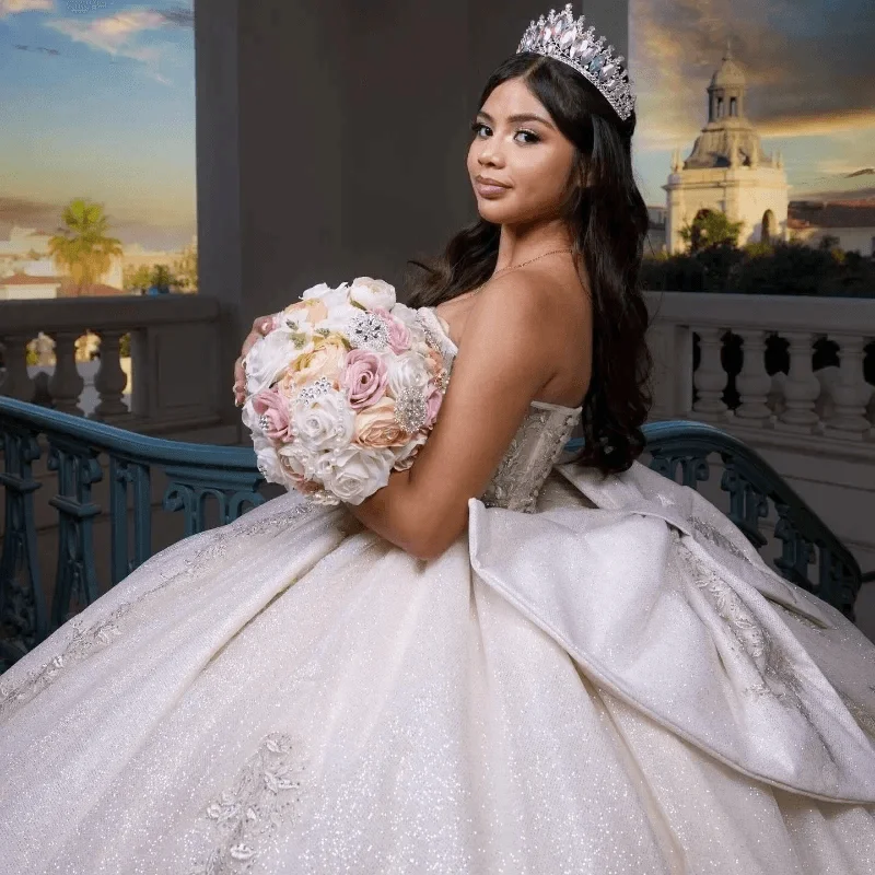 فساتين Quinceanera لامعة على شكل كرة الأميرة باللون العاجي مزينة بالدانتيل والخرز الكريستالي بفيونكة تول لحفلات أعياد الميلاد فيستدوس دي 15 أنوس