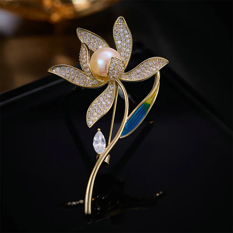 High end Light Luxury Camellia Brooch Elegant Retro Elegant Freshwater Pearl Rose Magnolia Corsage Pin Women Clothing Accessory