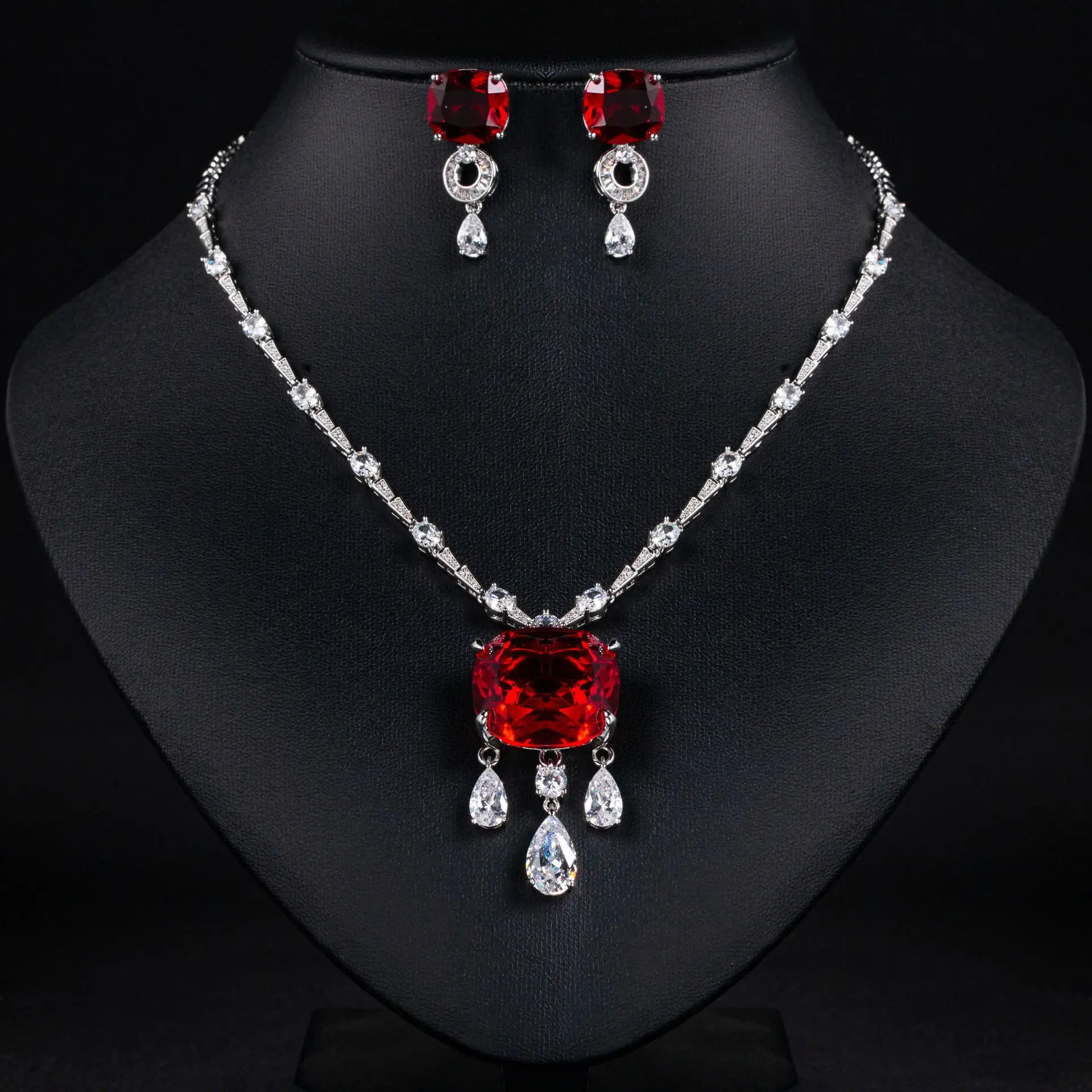 

European and American new diamond-encrusted love pendant necklace earrings wedding banquet versatile jewelry high-end jewelry se