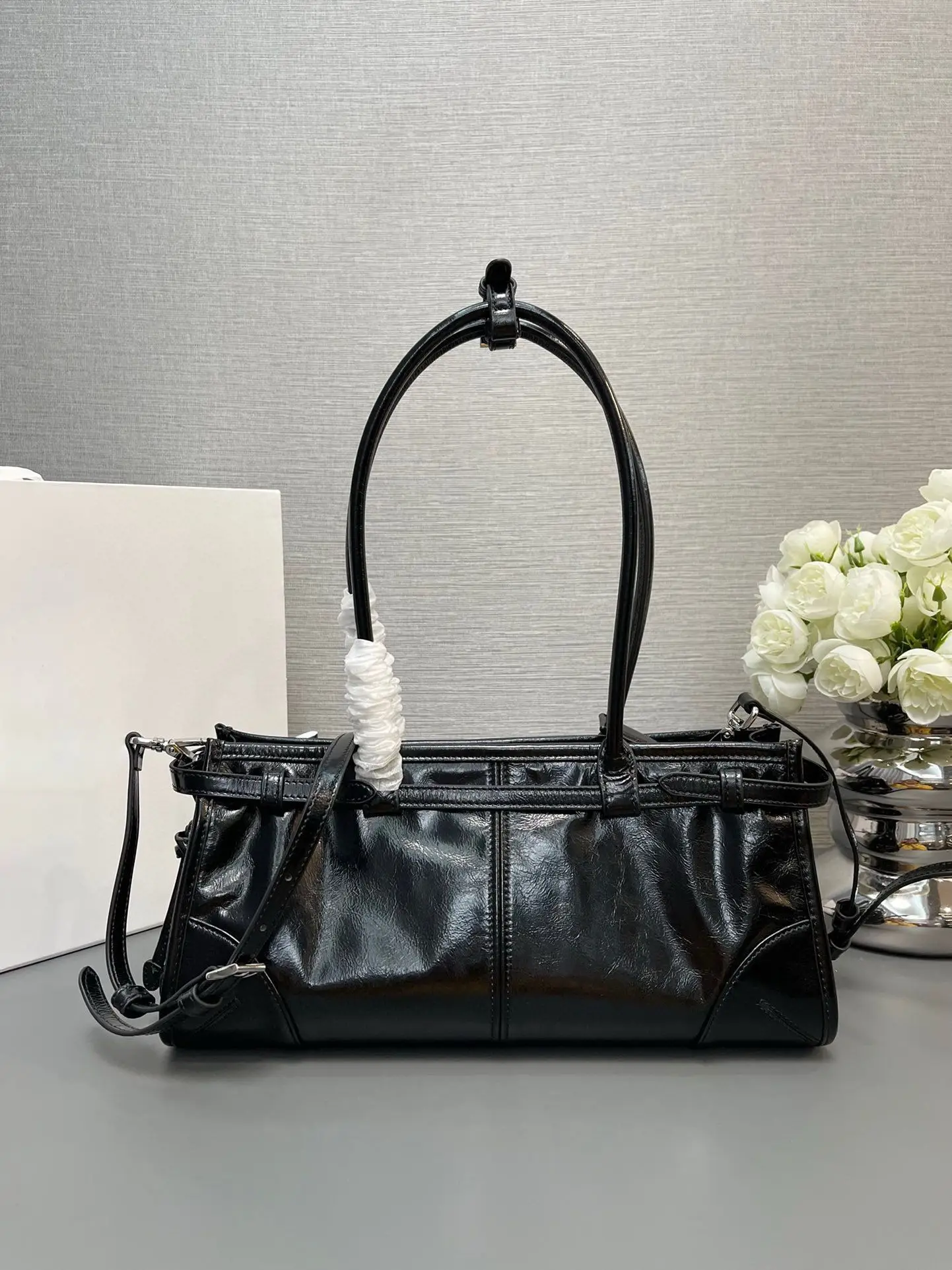 

Black Patent Leather Cylinder Bag with Top Handle, Retro Luxury Handbag for Daily Wear & Style Matching